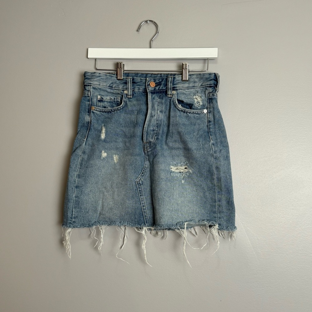 H&M (&denim) distressed button closer jean mini skirt size 6